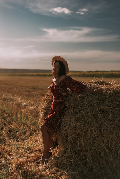 Portrait d'une jeune femme dans le domaine de l'été