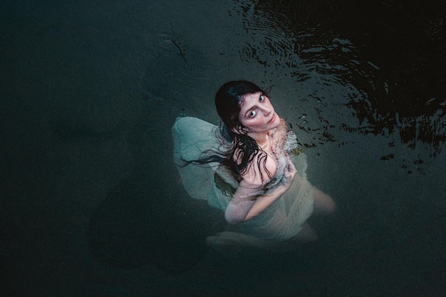 Photo portrait d'une jeune femme dans l'eau