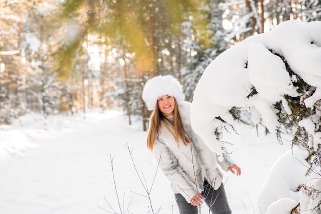 Portrait de jeune femme dans la forêt d'hiver glacial