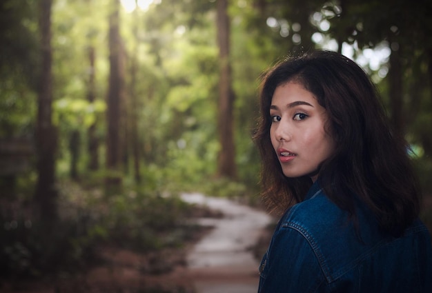 Portrait d'une jeune femme dans la forêt