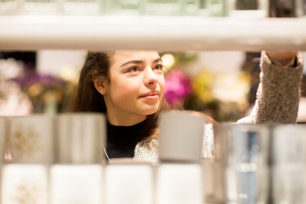 Photo portrait de jeune femme dans un magasin