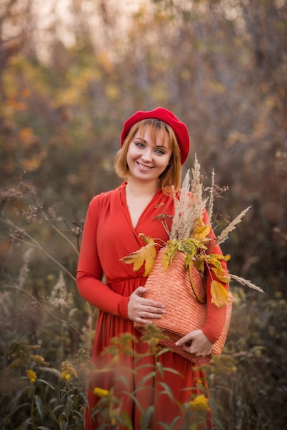 Portrait de jeune femme dans le parc automne