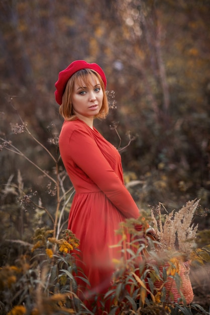 Portrait de jeune femme dans le parc automne