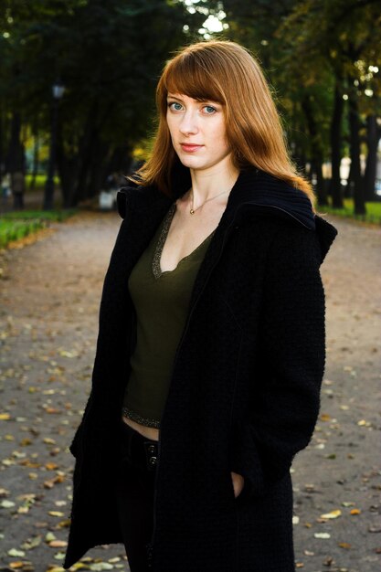 Portrait de jeune femme dans le parc