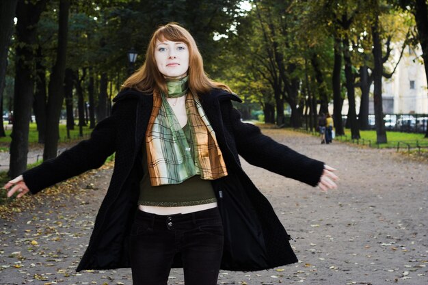 Portrait de jeune femme dans le parc