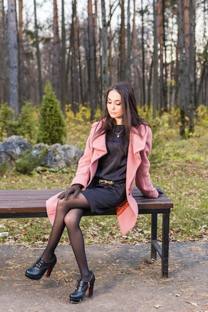 Portrait d'une jeune femme dans le parc