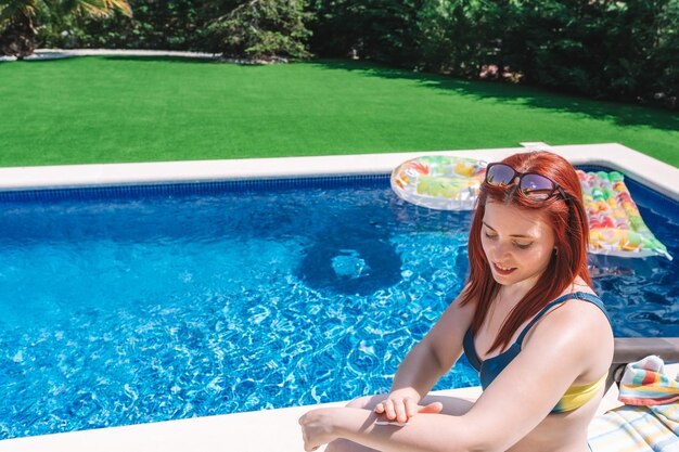 Photo portrait d'une jeune femme dans une piscine