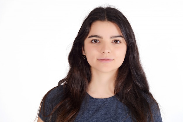 Portrait de jeune femme dans un studio.