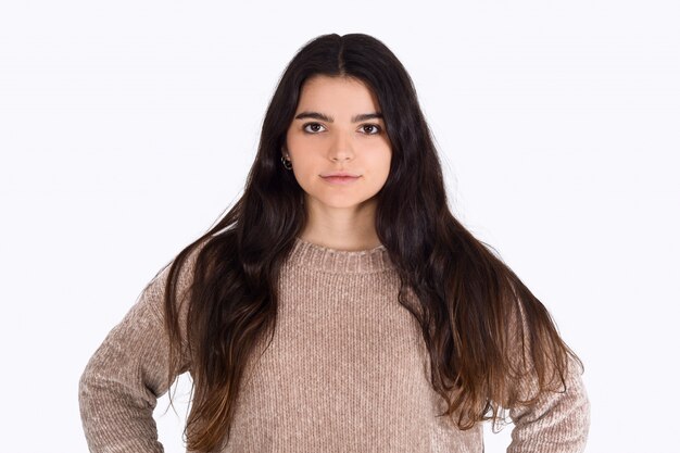 Portrait de jeune femme dans un studio.