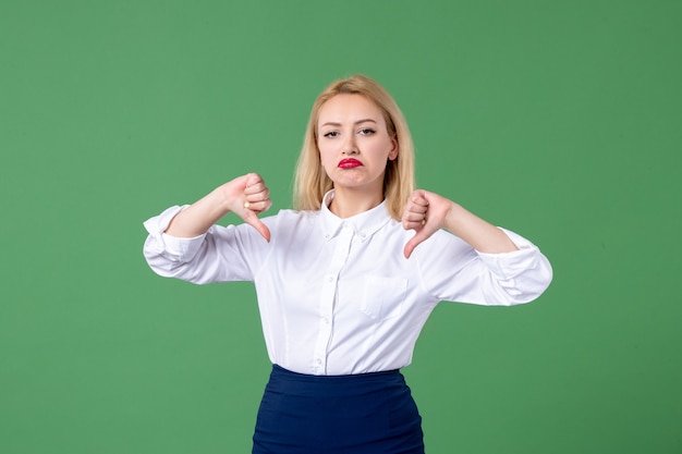 Portrait de jeune femme dans des vêtements conservateurs mur vert étude des élèves de la leçon de l'école féminine