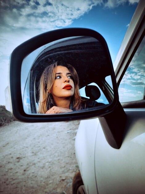 Photo portrait d'une jeune femme dans une voiture