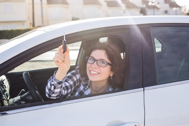 Photo portrait d'une jeune femme dans une voiture