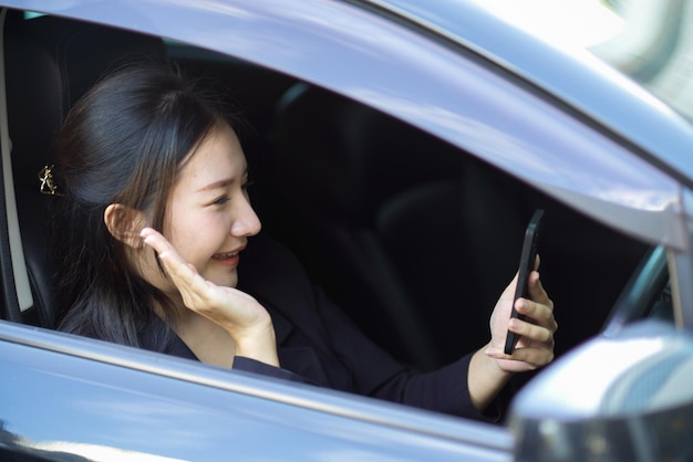 Portrait d'une jeune femme dans une voiture