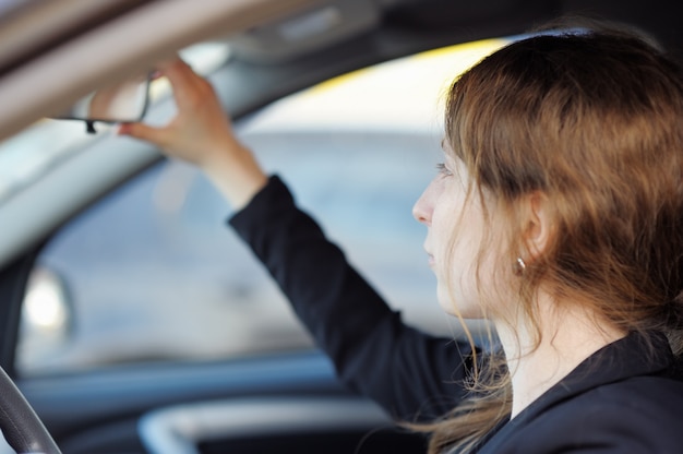 Photo portrait de jeune femme dans une voiture