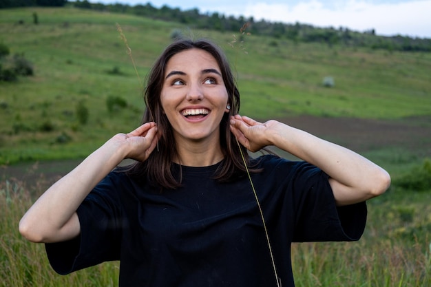 Photo portrait d'une jeune femme debout sur le champ