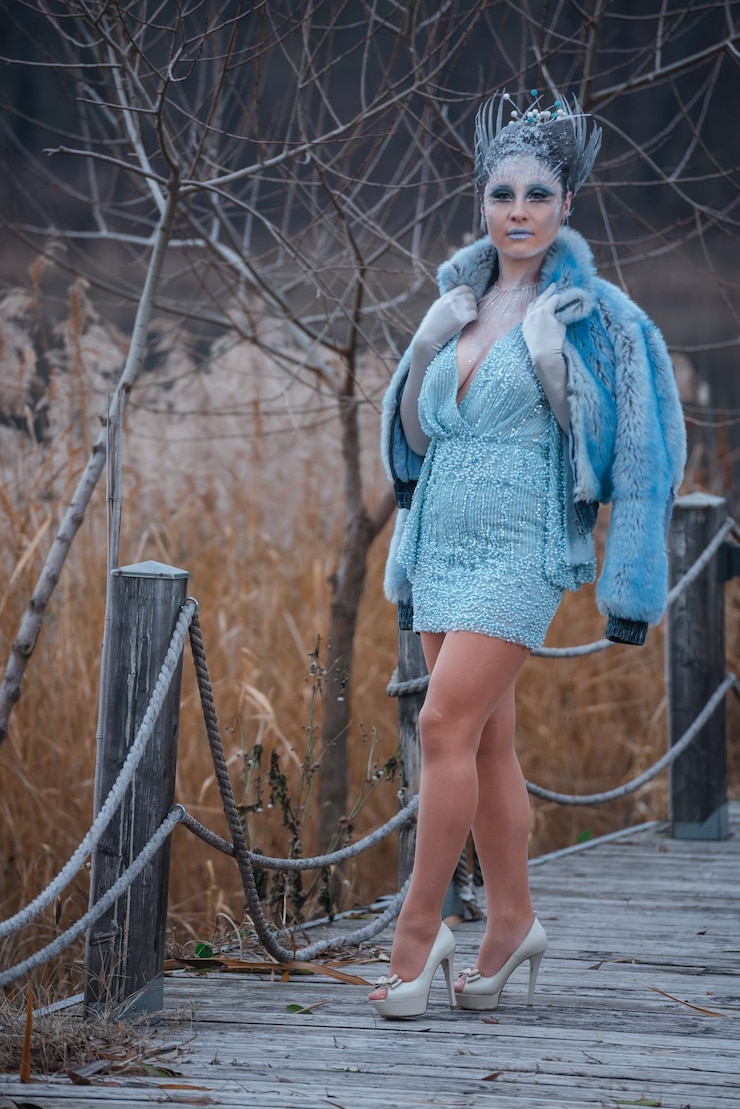 Photo portrait d'une jeune femme debout contre des arbres nus