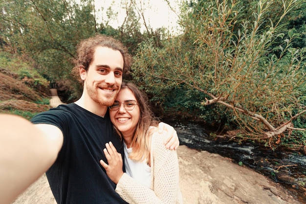 Portrait d'une jeune femme debout contre des arbres