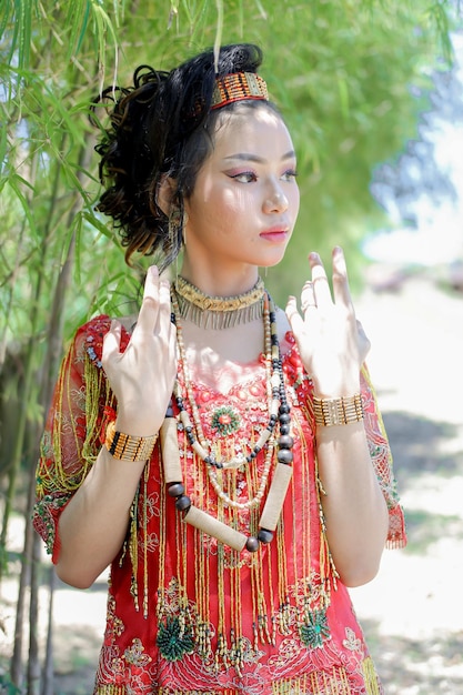 Photo portrait d'une jeune femme debout contre des arbres