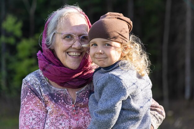 Portrait d'une jeune femme debout contre des arbres