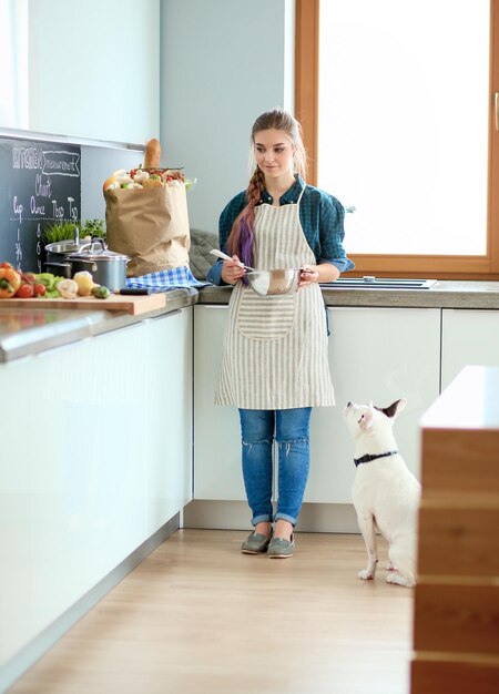 portrait, de, jeune femme, debout, contre, arrière-plan cuisine