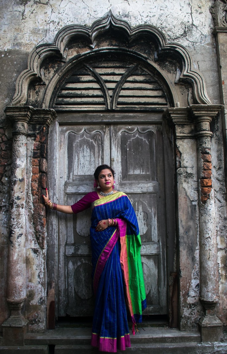Photo portrait d'une jeune femme debout contre un bâtiment historique