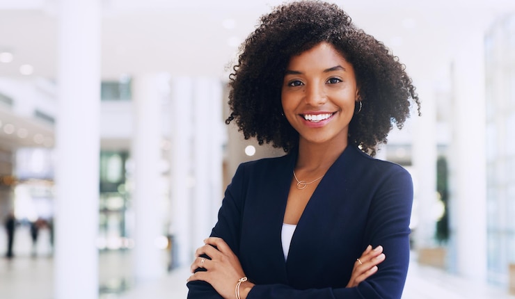 Photo portrait d'une jeune femme debout contre un bâtiment