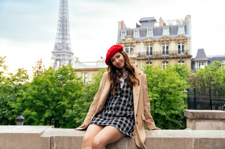 Photo portrait d'une jeune femme debout contre des bâtiments en ville
