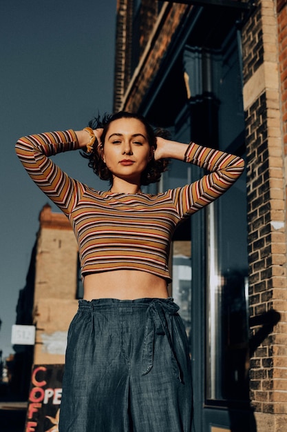 Photo portrait d'une jeune femme debout contre des bâtiments