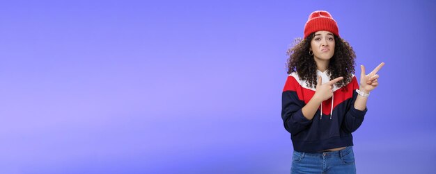 Photo portrait d'une jeune femme debout contre un ciel clair