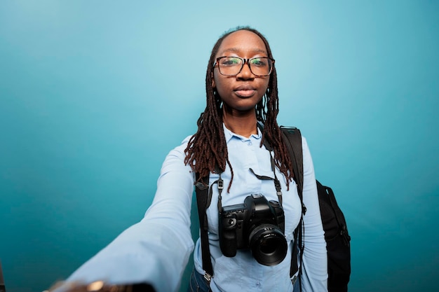 Photo portrait d'une jeune femme debout contre un ciel clair