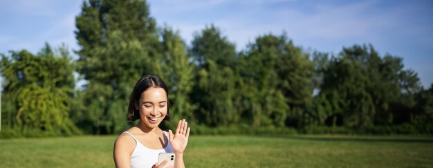 Portrait d'une jeune femme debout contre le ciel