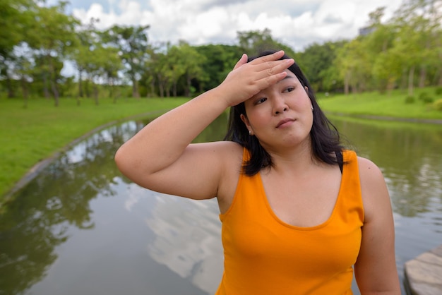 Photo portrait d'une jeune femme debout contre l'eau