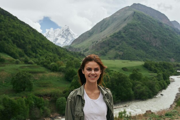 Photo portrait d'une jeune femme debout contre une montagne