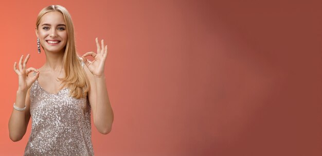 Photo portrait d'une jeune femme debout contre un mur jaune