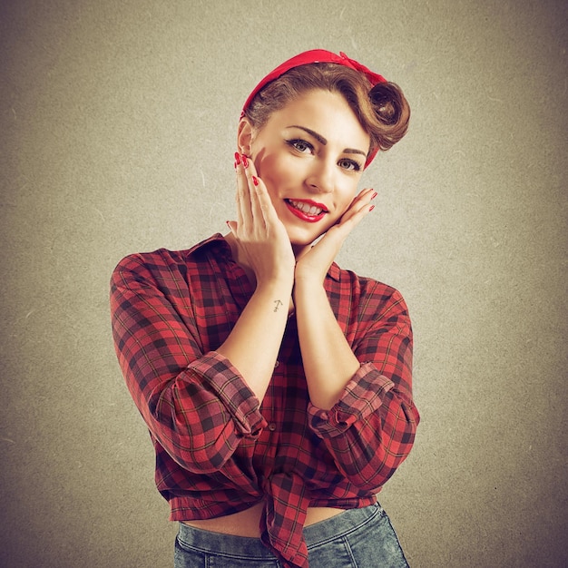 Portrait d'une jeune femme debout contre le mur