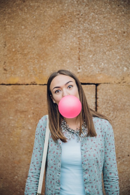 Photo portrait d'une jeune femme debout contre le mur