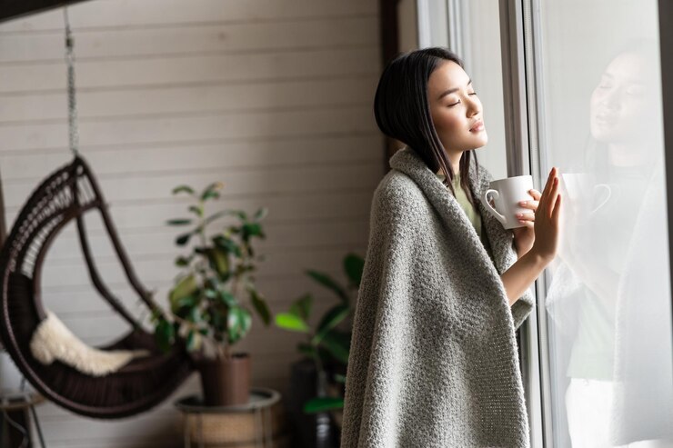 Photo portrait d'une jeune femme debout contre le mur