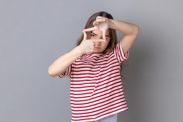 Photo portrait d'une jeune femme debout contre le mur