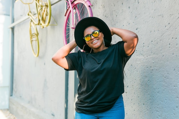 Photo portrait d'une jeune femme debout contre le mur