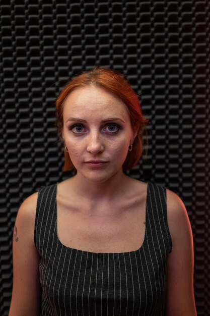 Photo portrait d'une jeune femme debout contre le mur