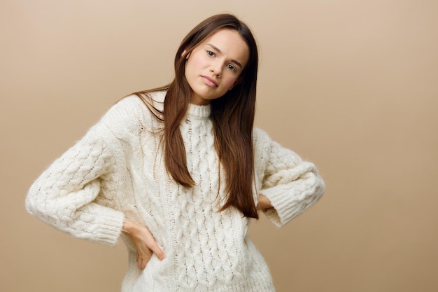 Portrait d'une jeune femme debout contre le mur