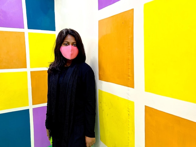 Photo portrait d'une jeune femme debout contre le mur