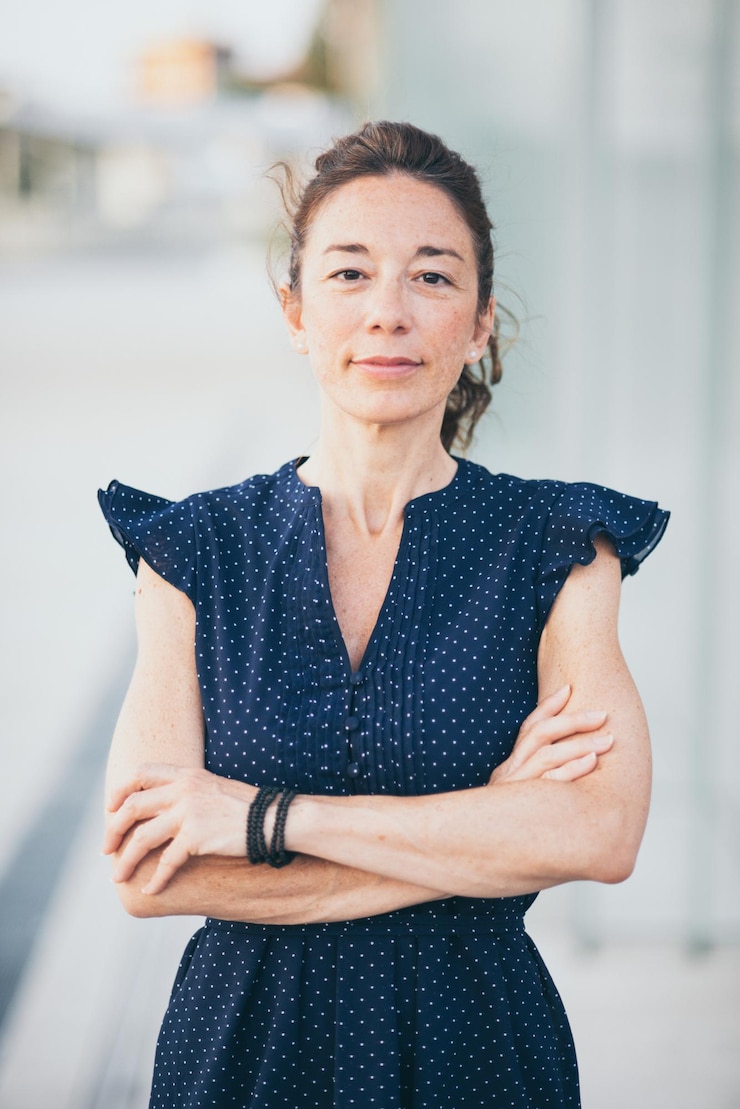 Photo portrait d'une jeune femme debout contre le mur