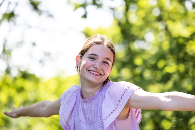 Photo portrait d'une jeune femme debout contre des plantes