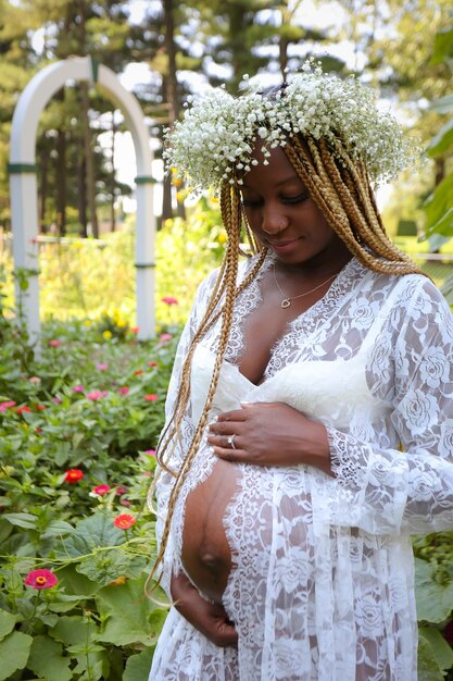 Photo portrait d'une jeune femme debout contre des plantes