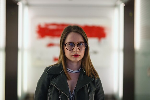 Portrait d'une jeune femme debout dans le couloir