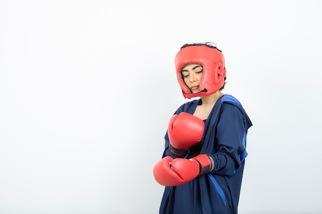 Portrait d'une jeune femme debout dans des gants de boxe.