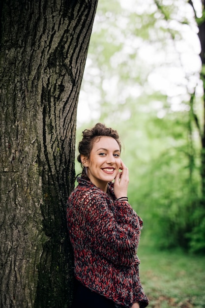 Portrait, de, jeune femme, debout, dans, les, parc, par, arbre