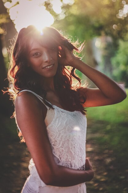 Photo portrait d'une jeune femme debout dans un parc