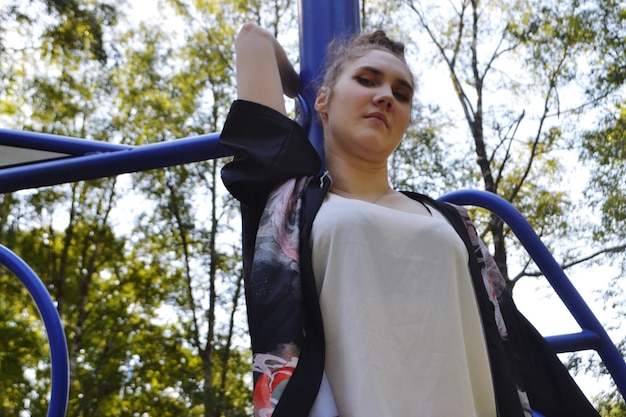 Photo portrait d'une jeune femme debout dans un parc